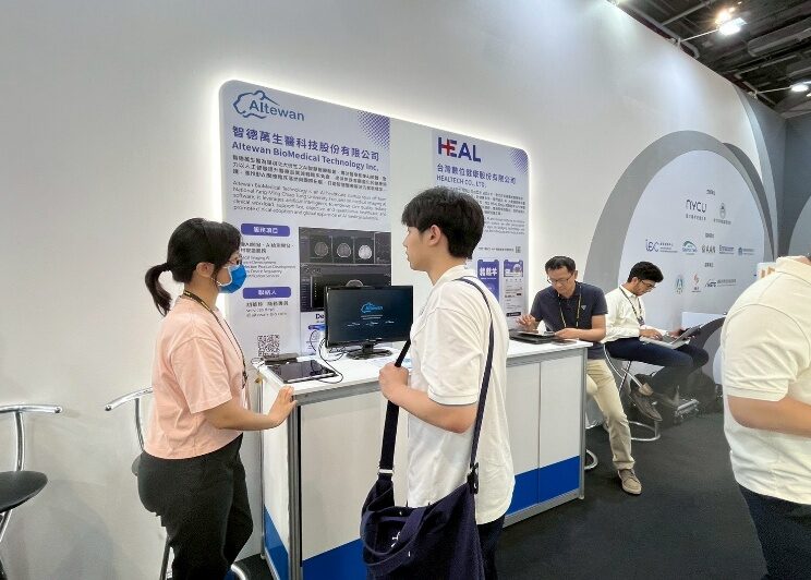 2025 Smart Innovation Award exhibition · clinical discussion